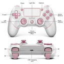 Diagrama frontal y trasero del mando inalámbrico AceGamer en blanco y rosa, con etiquetas que señalan joysticks, botones de acción, D-pad, gatillos, panel táctil, barra de luz, puerto de audio de 3,5 mm y conector USB