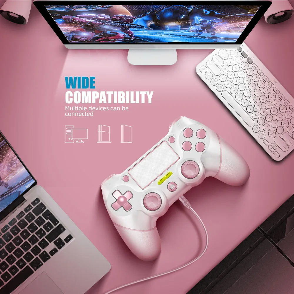 Mando AceGamer rosa y blanco conectado por cable a un ordenador y consola junto a un teclado, con el texto “WIDE COMPATIBILITY”