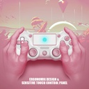 Manos sujetando el mando AceGamer rosa y blanco, destacando su diseño ergonómico y el panel táctil sensible bajo el texto “ERGONOMIC DESIGN & SENSITIVE TOUCH CONTROL PANEL”